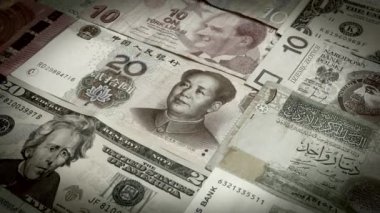 Dolly çeşitli para birimi Not arka planı bir kadeh. Dolar, Euro, Yuan, Lira, Kuna, sikke ve diğerleri