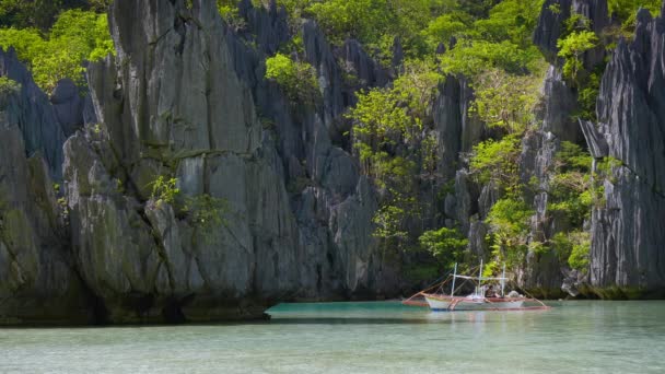 Paisaje con barco filippino, rocas y bahía azul. El Nido, isla de Palawan, Filipinas — Vídeos de Stock