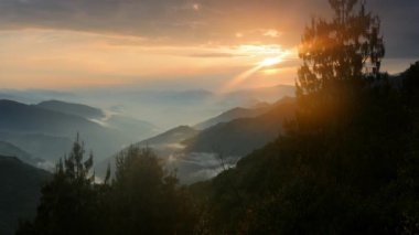 Atış günbatımı ışıklarında sisli Himalaya dağlarının kaydırma. Nepal, Langtang Milli Parkı. UHD, 4k