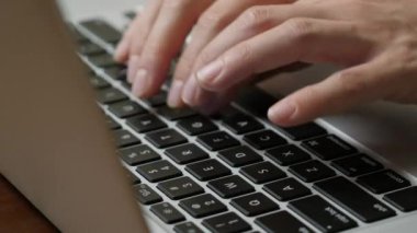 Dizüstü bilgisayarda yazı yazan kadın elleri