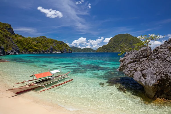 Barco tradicional filippino en la bahía de El Nido . — Foto de Stock