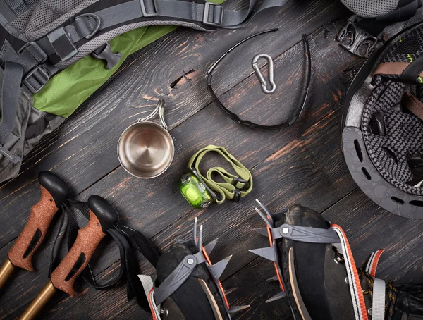 Dağcı aksesuarları koyu ahşap arka plan ayarla