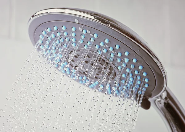 Douche met stromend water — Stockfoto