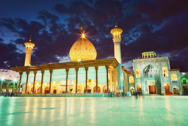 Shah Cheragh mecset Napnyugta után. Siráz, Irán — Stock Fotó