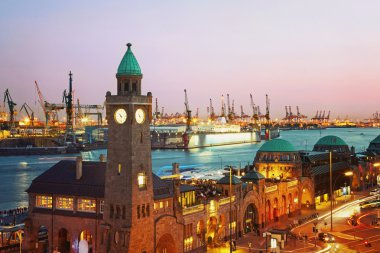 Hamburg limanının sonra günbatımı, Almanya