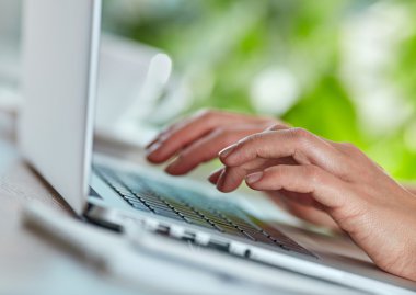 Kadının onu dizüstü bilgisayar klavye üzerinde eller.