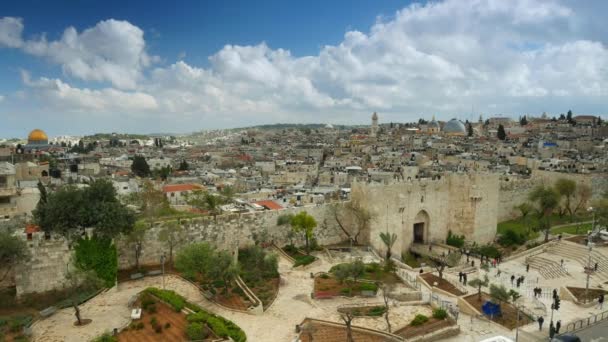 Uitzicht op Damascus Gate en de oude stad van Jeruzalem. Panning shot. UHD, 4k — Stockvideo