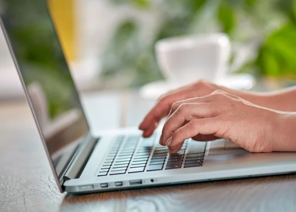Kadının onu dizüstü bilgisayar klavye üzerinde eller. Üzerinde çalışma — Stok fotoğraf
