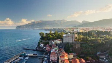 Sorrento, İtalya 'nın en iyi çekimleri. Şehrin sabah manzarası, uçurumun üstündeki evler, uzaktaki dağlar. UHD