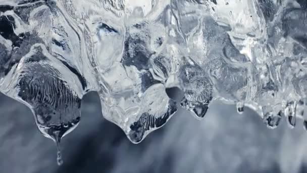 Alejar la toma de hielo derretido. Las gotas de agua caen lentamente del bloque de hielo que forma un río. Concepto de cambio climático global, calentamiento climático — Vídeos de Stock
