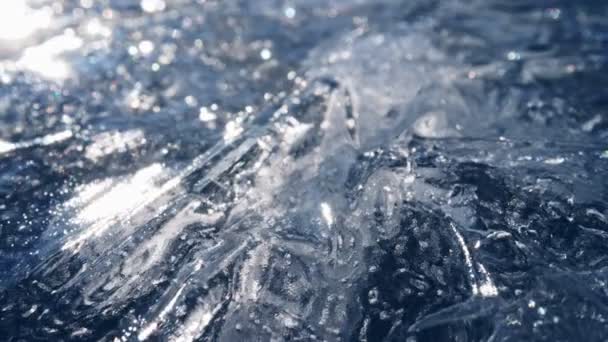 Sliding shot van echt doorzichtig ijs. Camera beweegt zich over het ijs van een bevroren rivier of waterlichaam. Zonneschijn gereflecteerd van het ijs oppervlak — Stockvideo