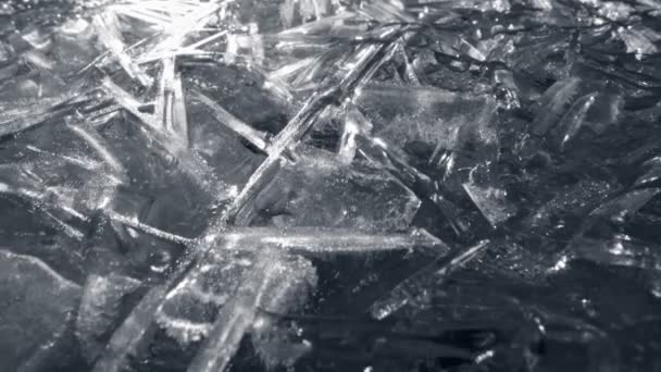 Superficie de hielo. Superficie congelada del río en contraluz. Partículas de hielo - toma macro de agua congelada. Alta calidad, UHD — Vídeos de Stock