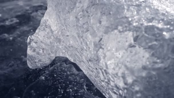 Blok przezroczystego lodu. Czysty kołek lodu na powierzchni zamarzniętej rzeki. Strzał przesuwny, 4K — Wideo stockowe