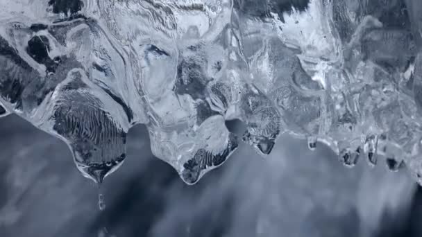 Schmelzendes Eis. Langsam fallen Wassertropfen aus dem Eisblock und bilden einen Fluss. Globales Klimaschutzkonzept — Stockvideo