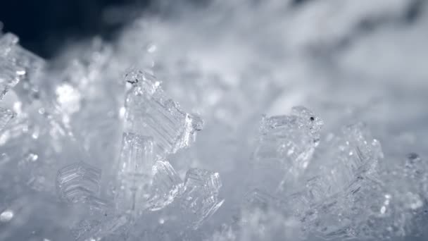 Kamera przechodzi przez kryształy śniegu. Przejrzyste śnieżne formacje lodowe tło. Prawdziwe przymrozki śniegu. Zima natura przesuwne strzał. Wysoka jakość, UHD — Wideo stockowe