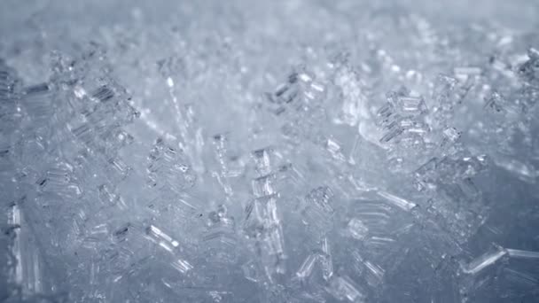 Σούπερ μακροεντολή συρόμενη βολή από κρύσταλλο χιονιού, νιφάδες χιονιού. Η κάμερα κινείται μέσα από παράξενες παγωμένες νιφάδες χιονιού. Παγοσχηματισμοί, πάγος. Χειμερινή φύση φόντο. UHD — Αρχείο Βίντεο