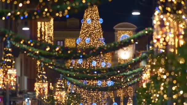 Decoración de Navidad y Año Nuevo en la ciudad. La ciudad está magníficamente decorada para las vacaciones. Zoom hacia fuera tiro — Vídeos de Stock