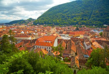 Brasov (Kronstadt) tarihi şehir merkezinde. Transilvanya, Romani