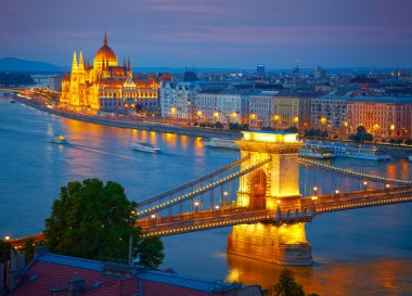 Budapeşte, Macaristan. Zincir köprü ve Parlamentosu. HDR