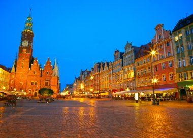 Pazar Meydanı gece zaman. Wroclaw, Polonya.