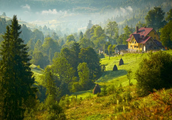 Casa tra le montagne nebbiose. Carpazio, Ucraina . — Foto Stock