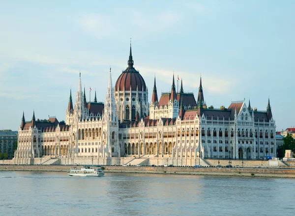 O edifício do Parlamento ao pôr-do-sol. Budapeste, Hunga — Fotografia de Stock
