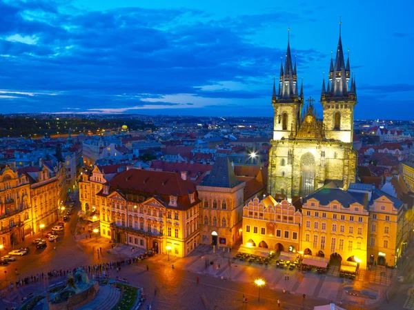 Plaza de la Ciudad e Iglesia de Nuestra Señora Tyn. Praga, Checa — Foto de Stock