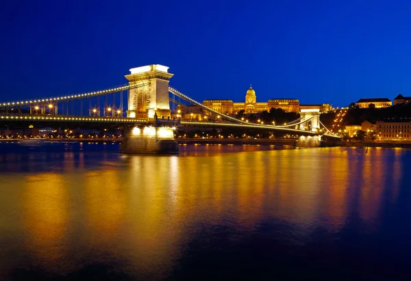 Budapeşte geceleri. Zincir köprü, Kraliyet Sarayı ve Tuna Nehri — Stok fotoğraf