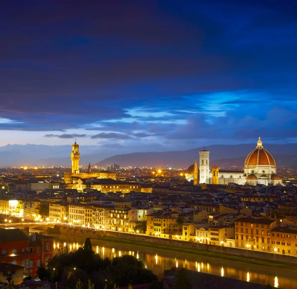 Vista notturna su Palazzo Vecchio e la Cattedrale di Santa Maria del F — Foto Stock