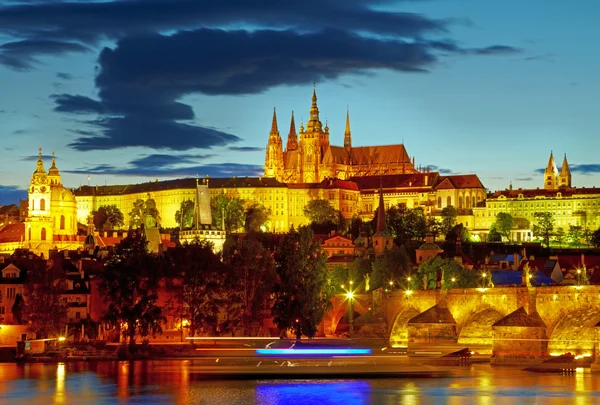 布拉格城堡的灯光。捷克共和国。人类发展报告 》 — 图库照片