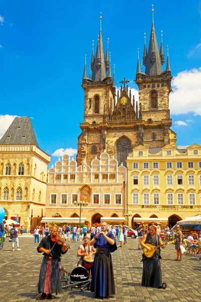 Tjeckien, Prag-13 juni: traditionella folk bandet i den gamla staden squ — Stockfoto