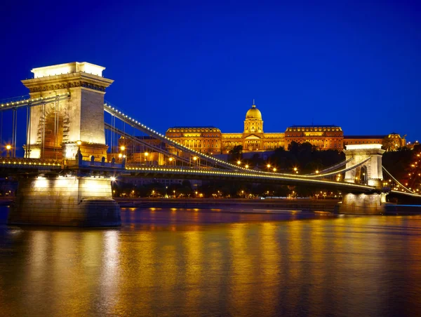 Budapešť v noci. Řetězový most a královský palác Dunaj řeka — Stock fotografie