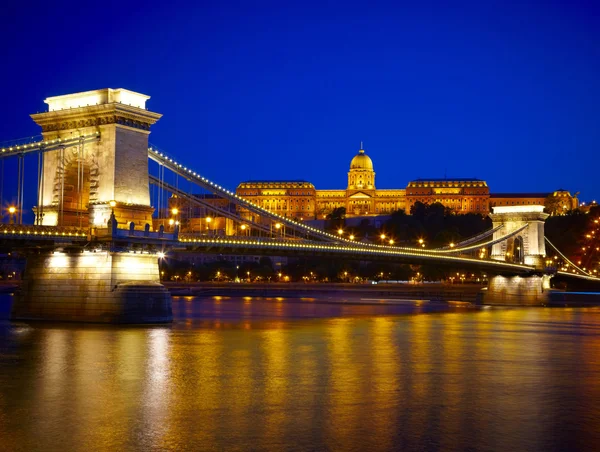 Budapest por la noche. Puente de las Cadenas, Palacio Real y Río Danubio — Foto de Stock