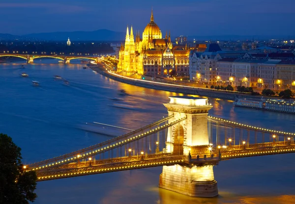 Budapest, Magyarország. Lánchíd vagy a Parlament — Stock Fotó