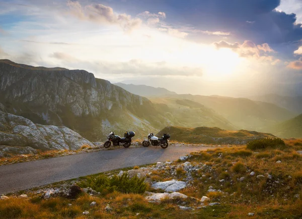 Krajina s horskou silnicí a dva motocykly — Stock fotografie