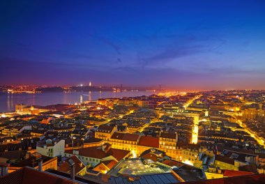 Güneş battıktan sonra Portekiz'de Lizbon Cityscape