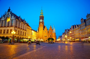 Pazar Meydanı gece zaman. Wroclaw, Polonya.