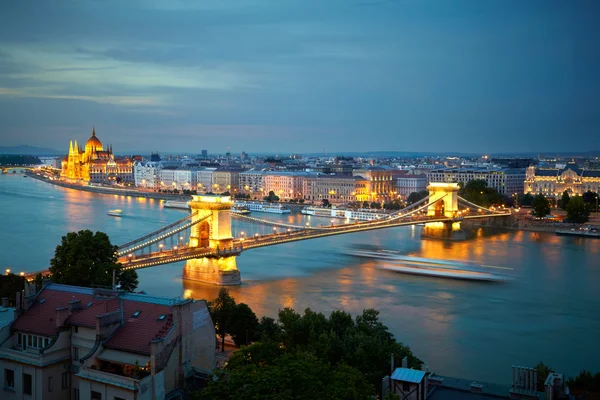 Budapest, Ungern. Hängbron och parlamentet — Stockfoto