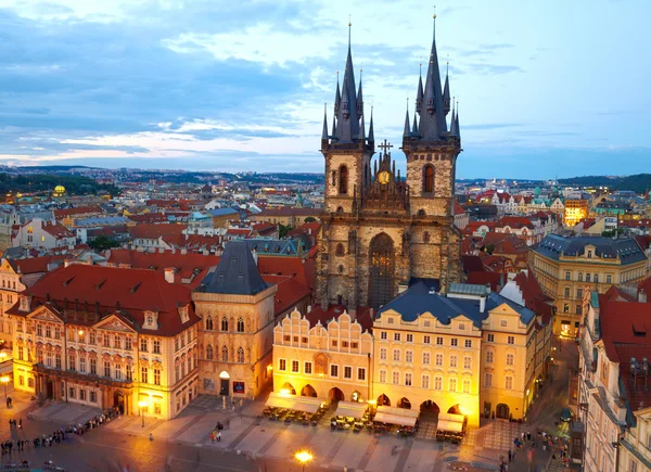 Vlastní náměstí a Týnský kostel Panny Marie. Praha, Česká — Stock fotografie