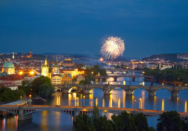 Praga después del atardecer con fuegos artificiales — Foto de Stock