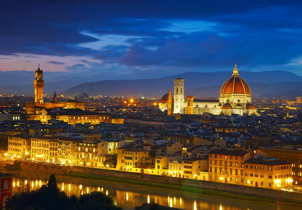 Noční pohled na Palazzo Vecchio a Katedrála Santa Maria del F — Stock fotografie