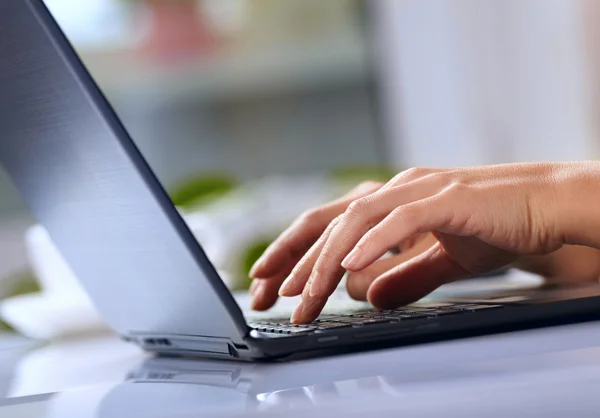 Woman hands typing on laptop — Stock Photo, Image