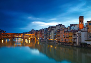 Ponte Vecchio Köprüsü görünümünü. Florence, İtalya