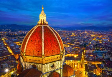 Katedral Santa Maria del Fiore alacakaranlıkta manzarası. Florence, ben