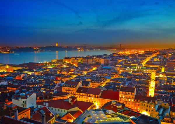 Güneş battıktan sonra Portekiz'de Lizbon Cityscape — Stok fotoğraf