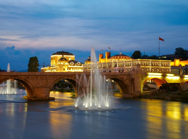 マケドニアの首都スコピエ市。古い石の橋 — ストック写真