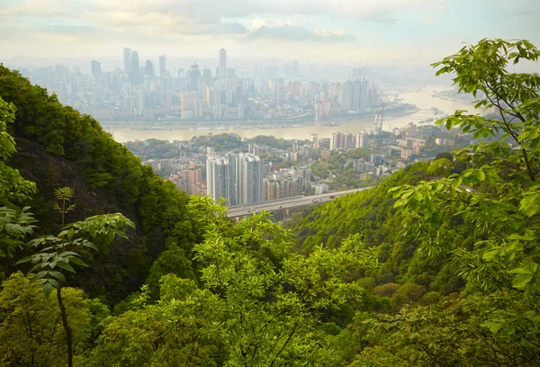 Grattacieli e fiume Yangtze. Chongqing, Cina — Foto Stock