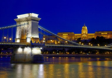 Budapeşte geceleri. Zincir köprü, Kraliyet Sarayı ve Tuna Nehri