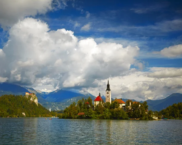 St Martin-kyrkan på ön och Bled sjön landskap med berg — Stockfoto