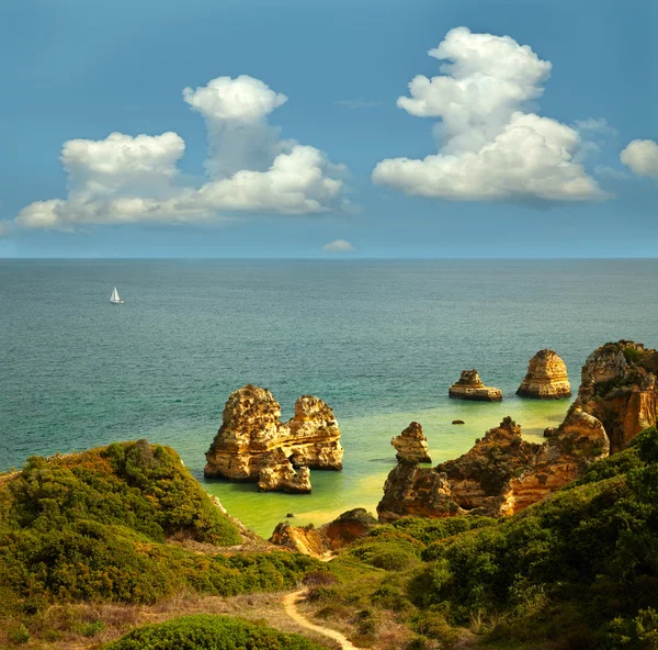 Paisaje con rocas, mar y nubes. Lagos, Portugal — Foto de Stock